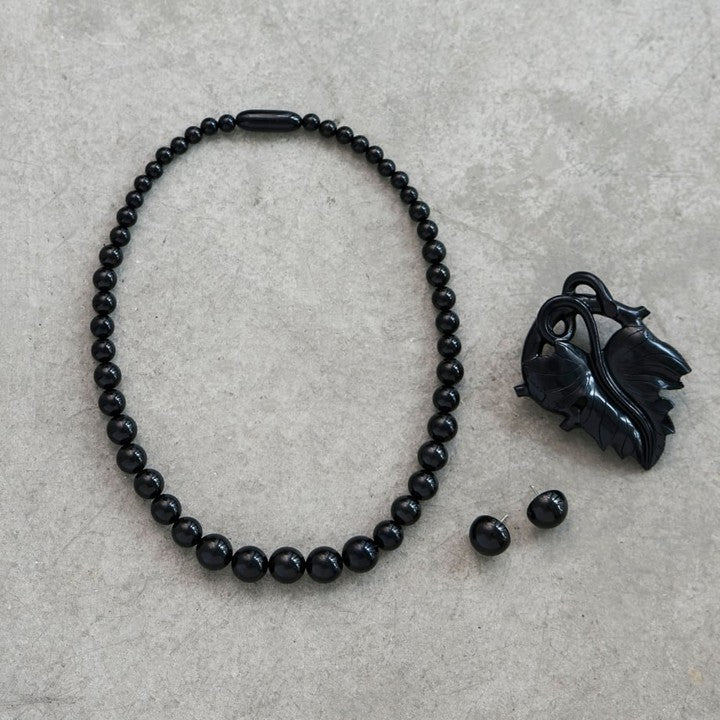 ヴィクトリアンジェット【３点セット】ネックレス・ピアス/イヤリング・ブローチ