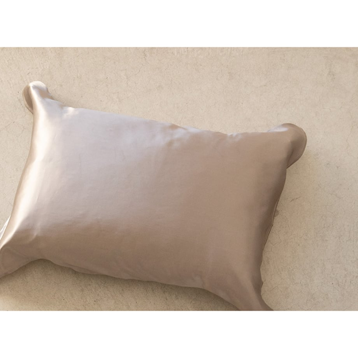 ★DRESS HERSELF シルクピローカバー ２枚セット＜ホワイト＆シャンパンゴールド＞（アロマミスト付）