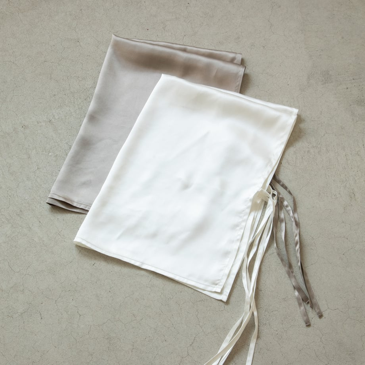 ★DRESS HERSELF シルクピローカバー ２枚セット＜ホワイト＆シャンパンゴールド＞（アロマミスト付）