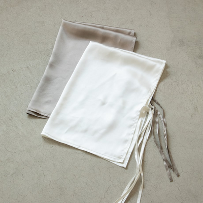 ★DRESS HERSELF シルクピローカバー ２枚セット＜ホワイト＆シャンパンゴールド＞（アロマミスト付）