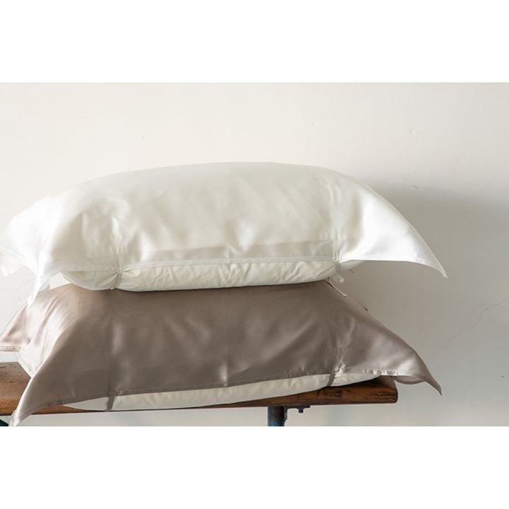 ★DRESS HERSELF シルクピローカバー ２枚セット＜ホワイト＆シャンパンゴールド＞（アロマミスト付）