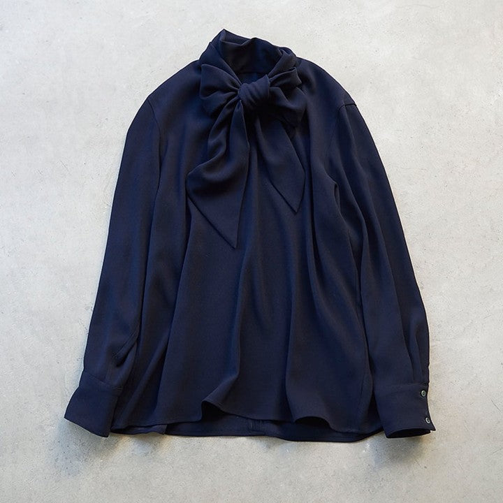 ★追加販売【ミモレ別注】ウィム ガゼット バックサテンボウタイブラウス