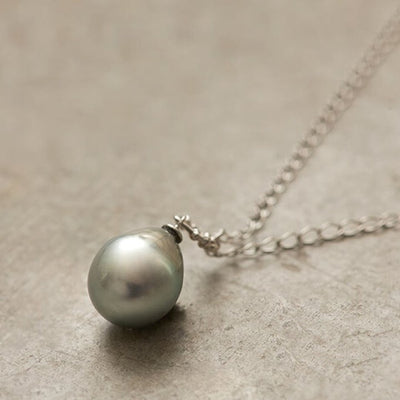 ミモレ別注・ボン マジック黒蝶バロックパール一粒ネックレス