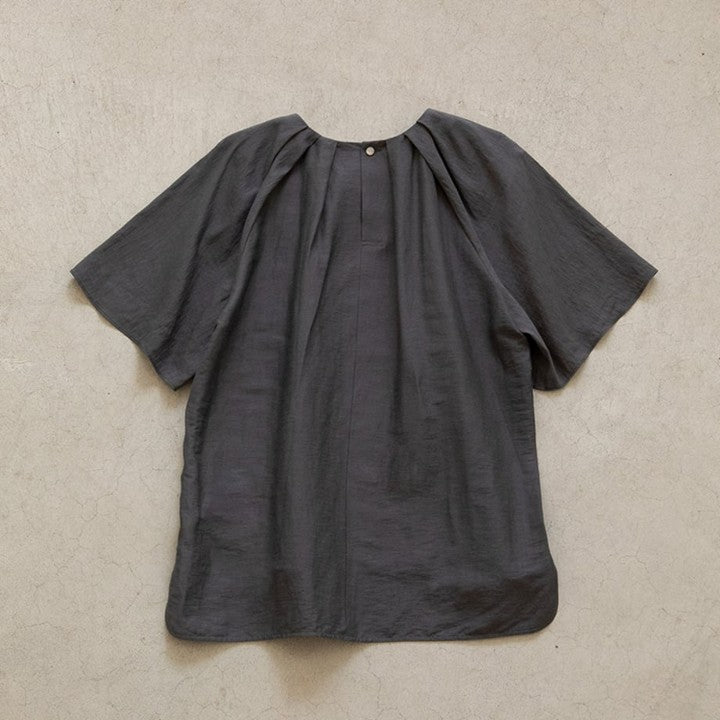 ★【ミモレ別注】アンタイトル タックフレアブラウス