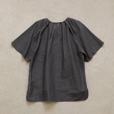 ★【ミモレ別注】アンタイトル タックフレアブラウス