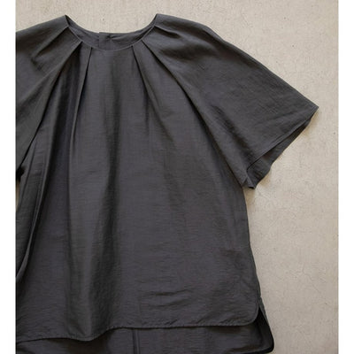 ★【ミモレ別注】アンタイトル タックフレアブラウス