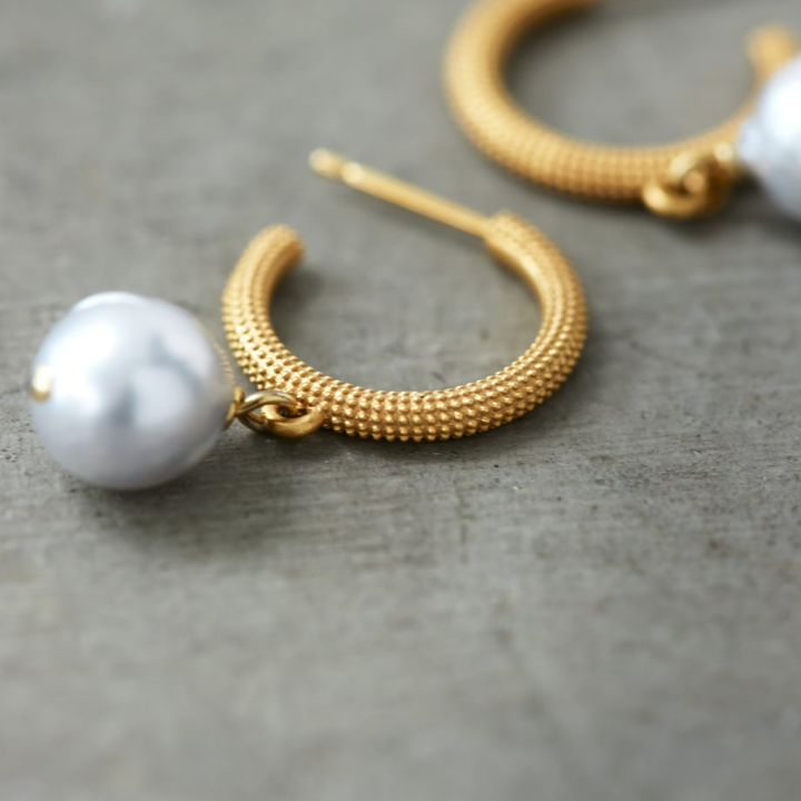 【10周年別注】ボン マジック白蝶バロックパールフープピアス