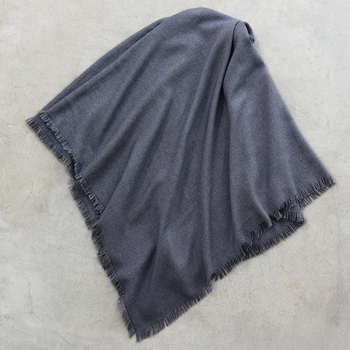 ★〈追加受注9/8まで〉【ミモレ別注】アソースメレのカシミヤシルク混ストール〈チャコールグレー〉