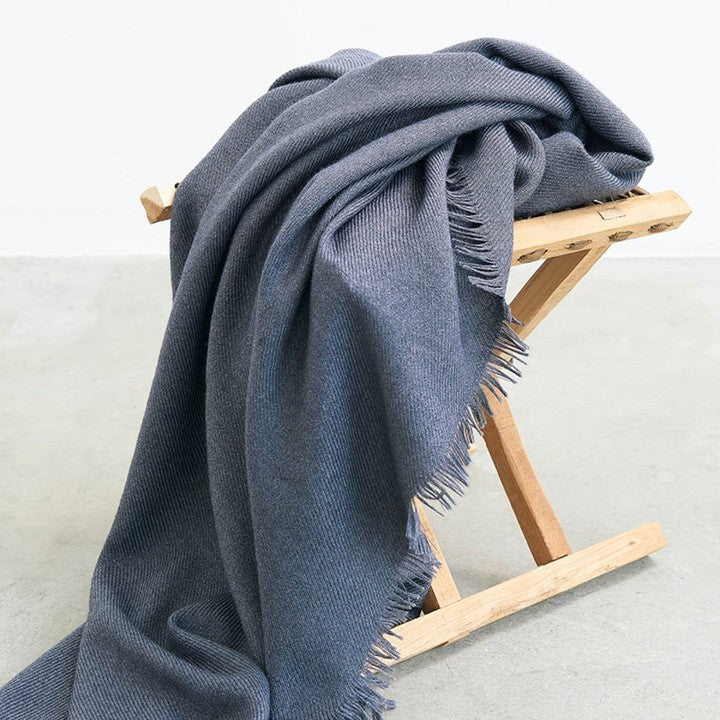 ★〈追加受注9/8まで〉【ミモレ別注】アソースメレのカシミヤシルク混ストール〈チャコールグレー〉