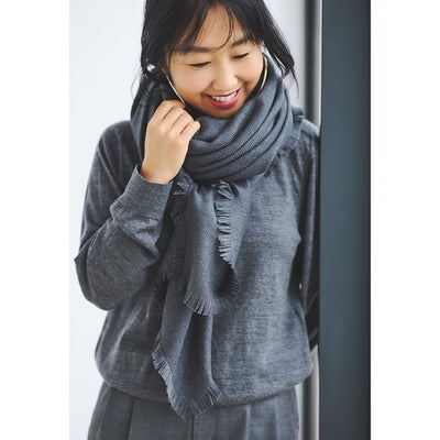 ★〈追加受注9/8まで〉【ミモレ別注】アソースメレのカシミヤシルク混ストール〈チャコールグレー〉