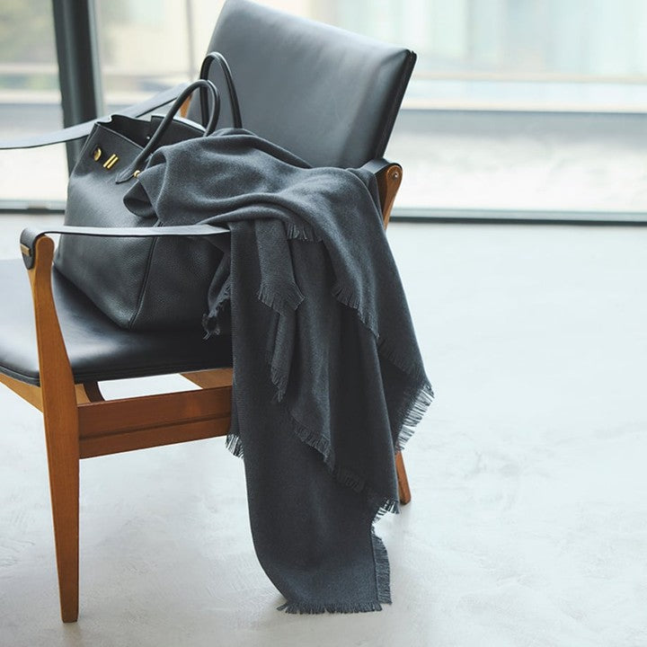 ★〈追加受注9/8まで〉【ミモレ別注】アソースメレのカシミヤシルク混ストール〈チャコールグレー〉