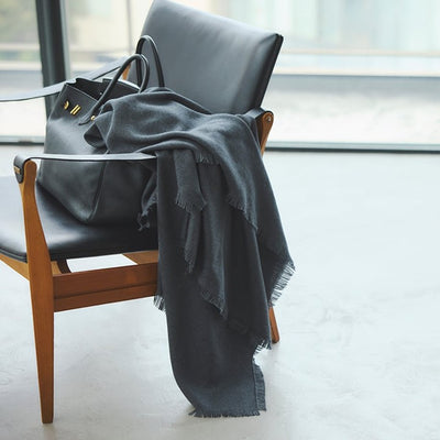 ★〈追加受注9/8まで〉【ミモレ別注】アソースメレのカシミヤシルク混ストール〈チャコールグレー〉