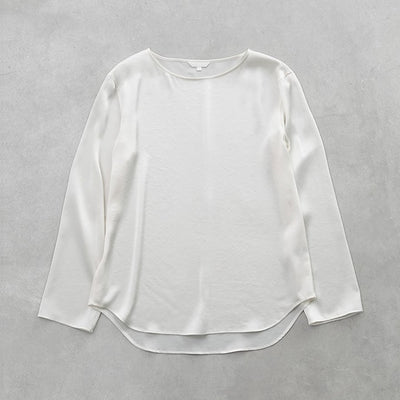 ★【ミモレ別注色】ドローイング ナンバーズのサテンボートブラウス