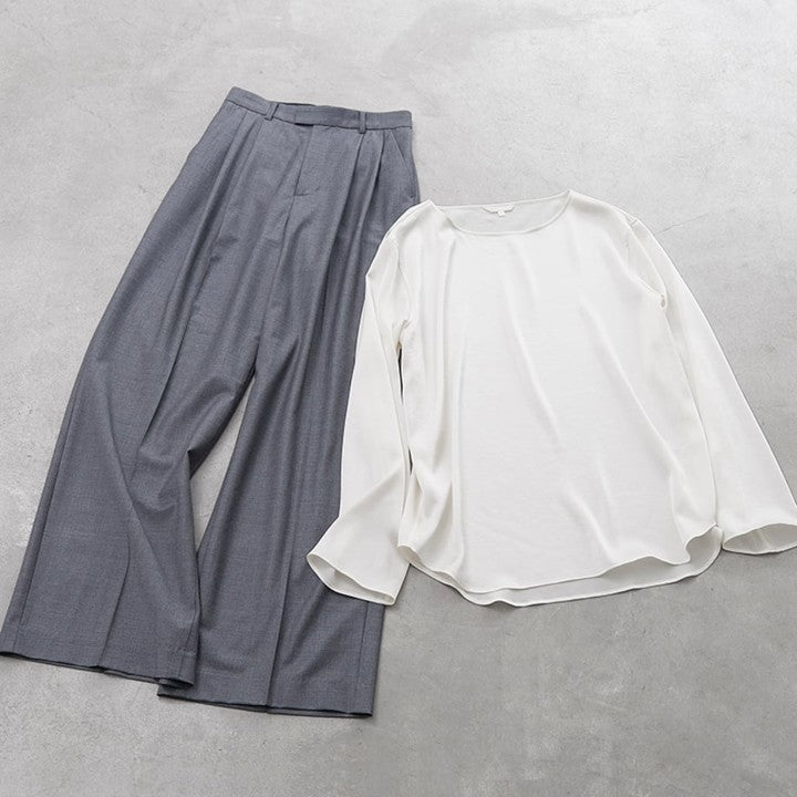 ★【ミモレ別注色】ドローイング ナンバーズのサテンボートブラウス