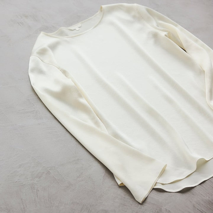 ★【ミモレ別注色】ドローイング ナンバーズのサテンボートブラウス