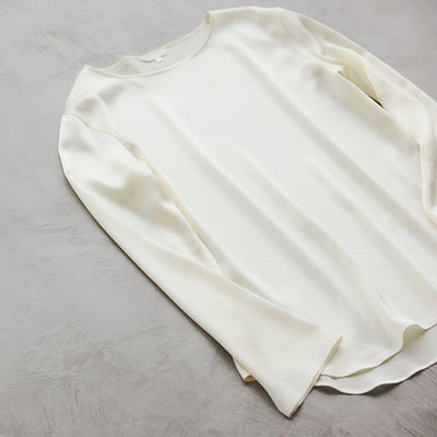 ★【ミモレ別注色】ドローイング ナンバーズのサテンボートブラウス