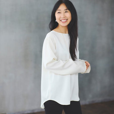 ★【ミモレ別注色】ドローイング ナンバーズのサテンボートブラウス