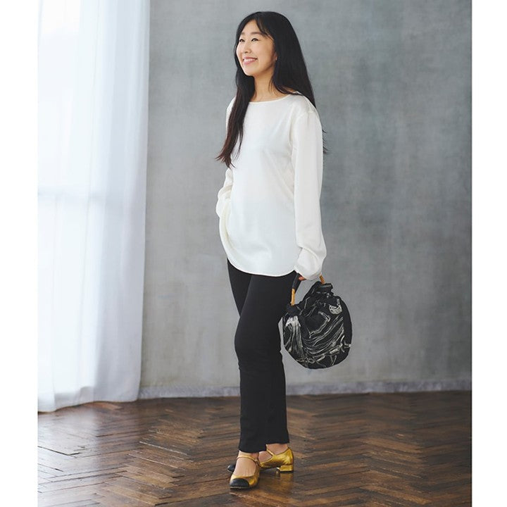 ★【ミモレ別注色】ドローイング ナンバーズのサテンボートブラウス