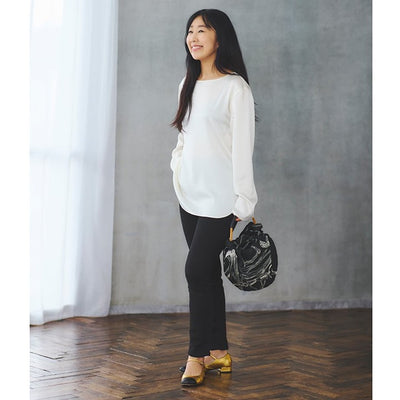 ★【ミモレ別注色】ドローイング ナンバーズのサテンボートブラウス