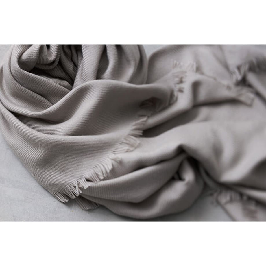 ★＜追加受注 9/5(月) 1500～＞アソースメレ×ミモレ　カシミアシルク混の別注グレージュストール【期間限定】